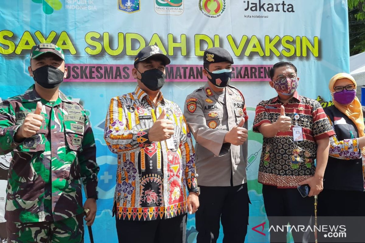 Wali Kota Jakbar mengecek pemberian vaksin di Puskesmas Cengkareng