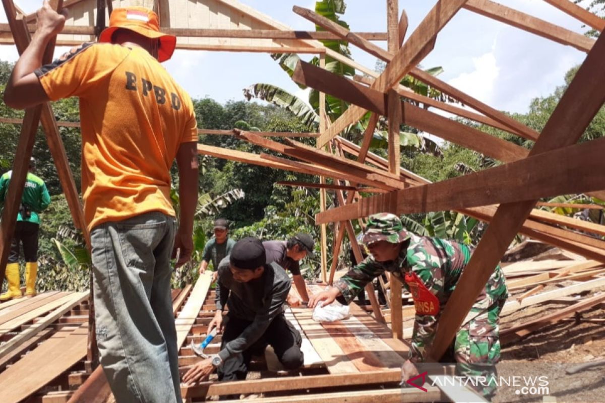 Pembangunan rumah Lia bocah yatim piatu yang selamat dari longsor di HST sudah 50 persen