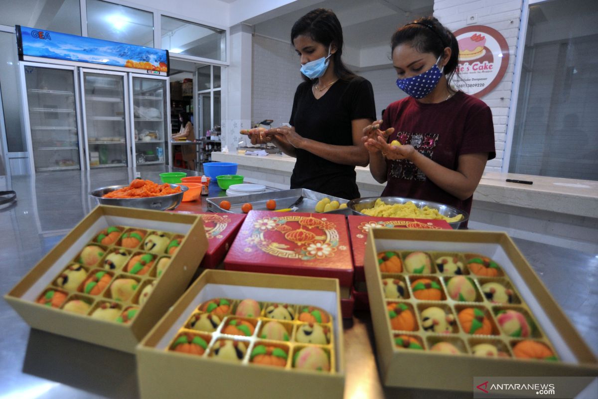 Meningkat, pemesanan kue bernuansa Imlek di Denpasar