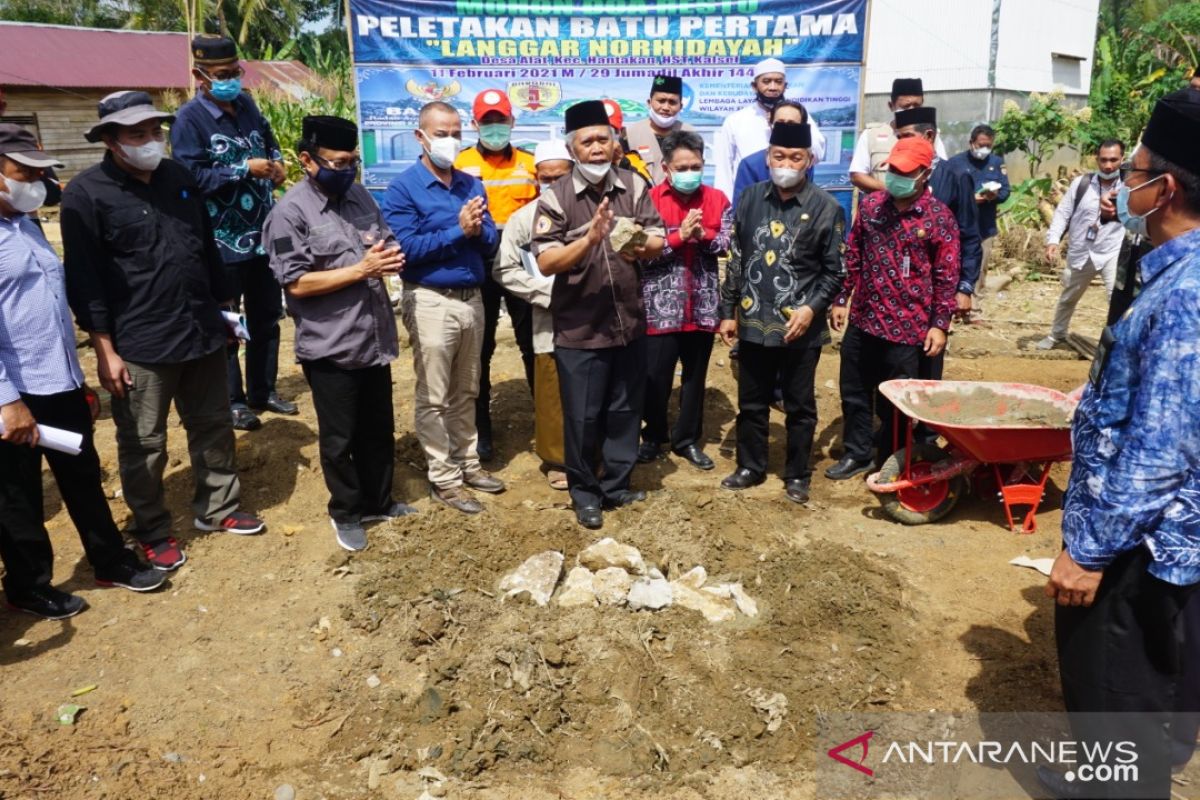 Profesor Udiansyah letakkan batu pertama pembangungan Langgar Norhidayah Desa Alat