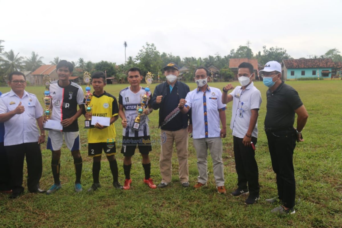 Staf Ahli Bupati Pesibar tutup turnamen sepak bola Karang Taruna Cup 1