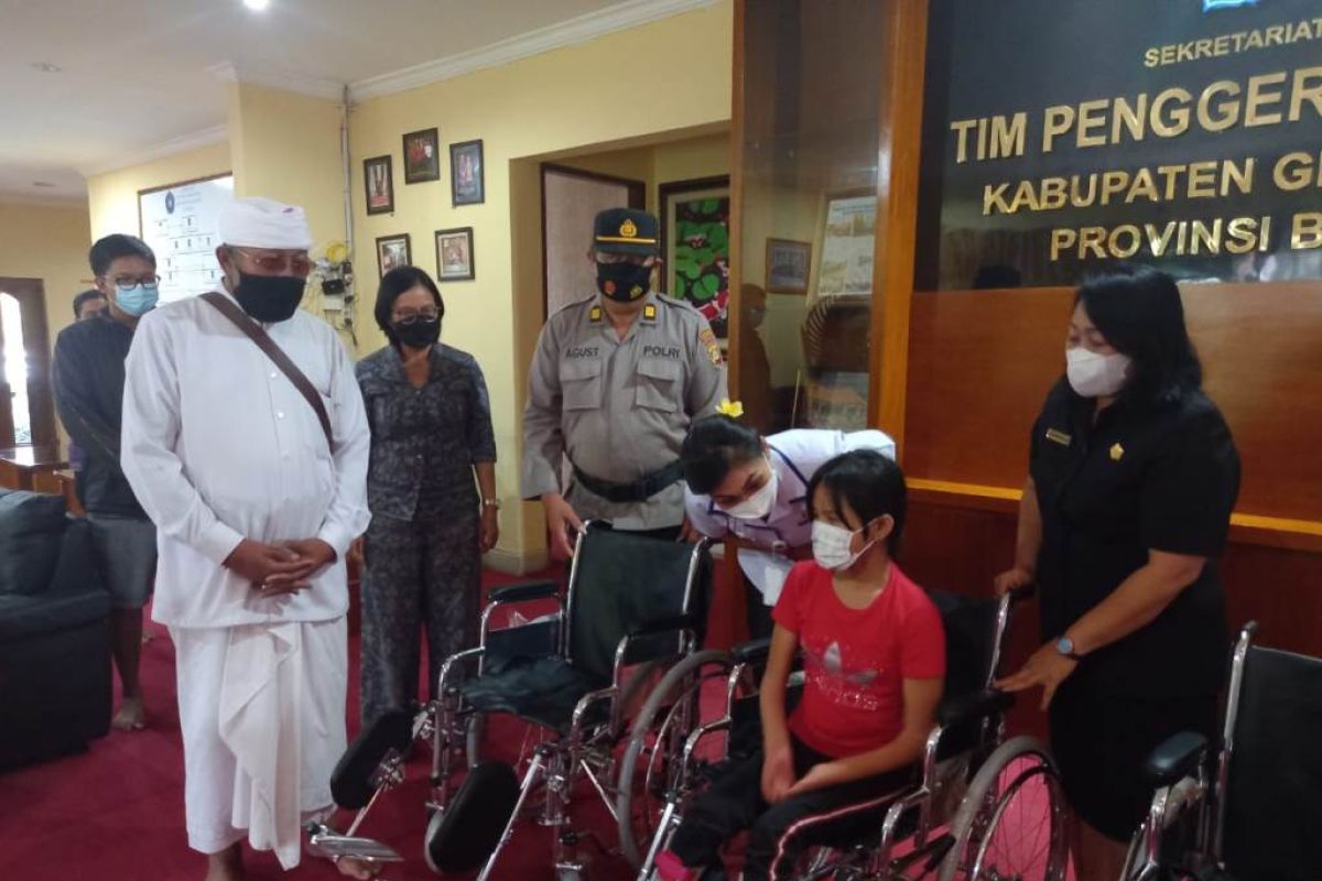 Ketua PKK Gianyar bantu kursi roda bagi disabilitas