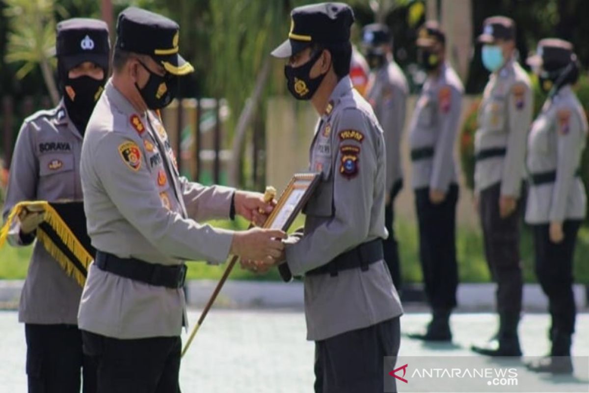 Polres Tapin beri penghargaan anggota humas