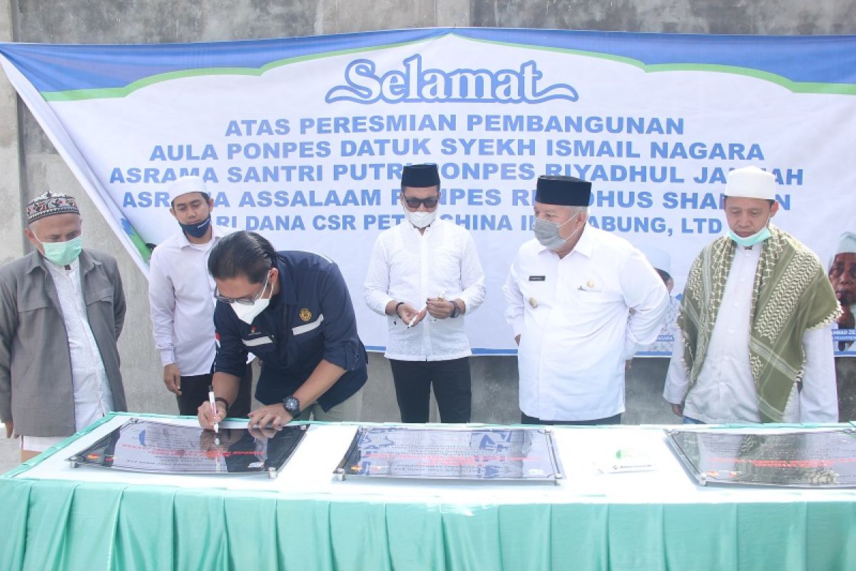 SKK Migas - PetroChina Jabung serahkan bantuan untuk pondok pesantren di Tanjabbar