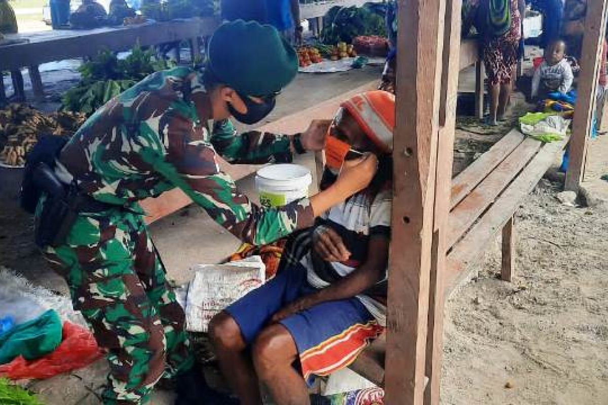 TNI-Polri edukasi warga Mamberamo Tengah mencegah COVID-19