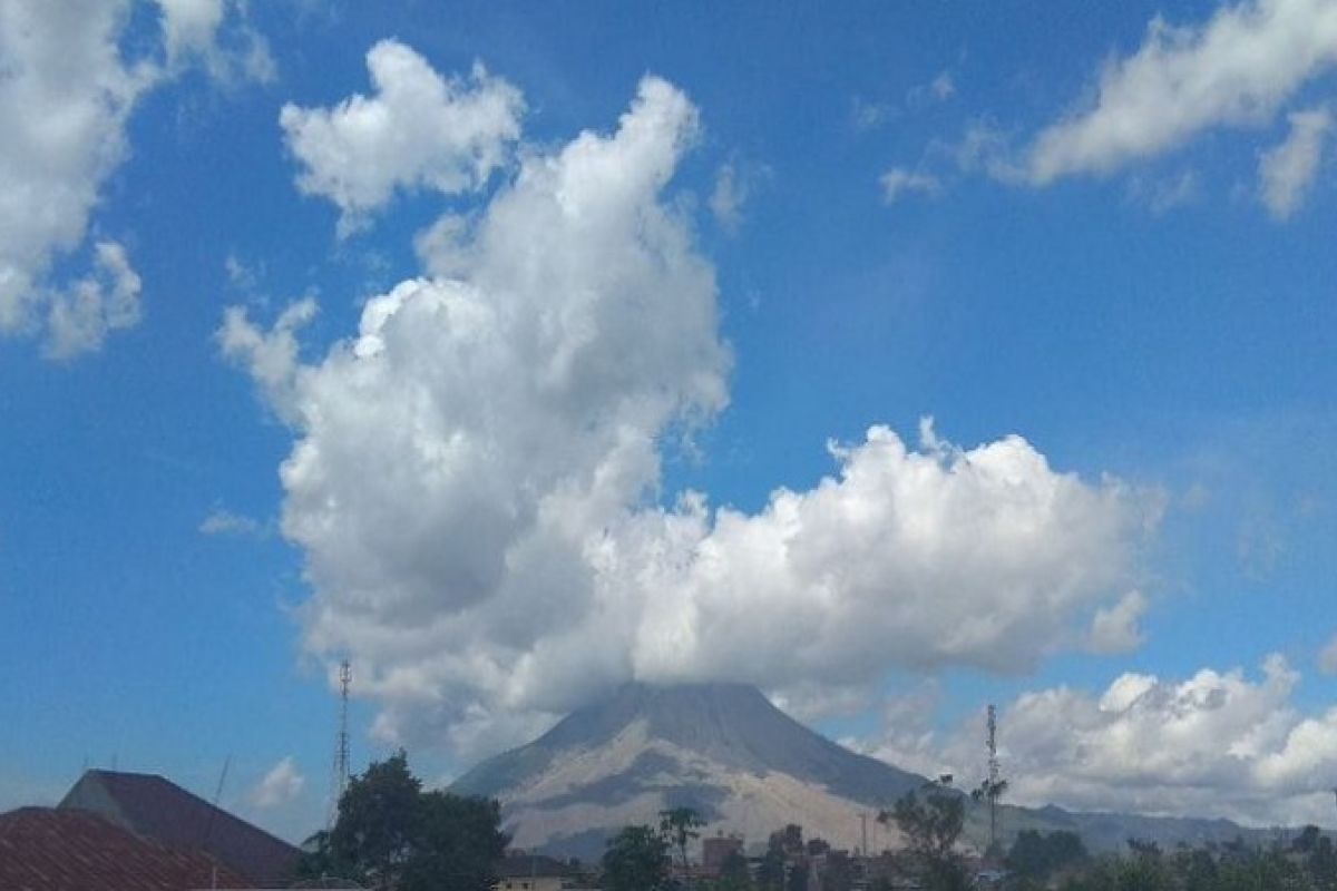 Gunung Sinabung  luncurkan awan panas guguran sejauh satu kilometer