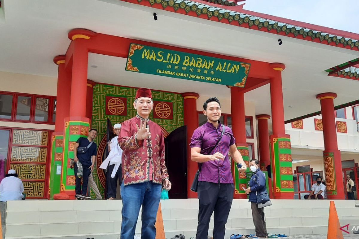 Masjid Babah Alun Desari dibangun oleh mantan jawara Pasar Baru