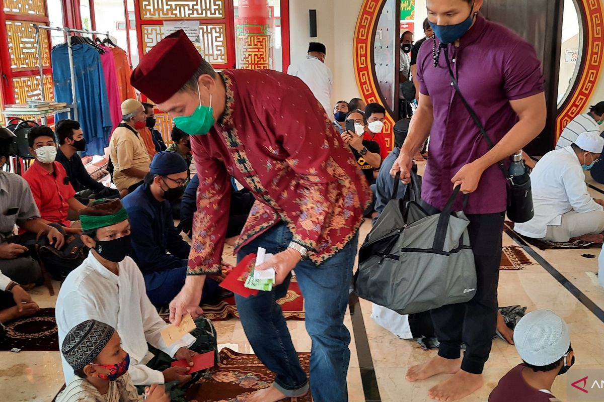 Meriahkan Imlek, Masjid Babah Alun bagi-bagi angpao