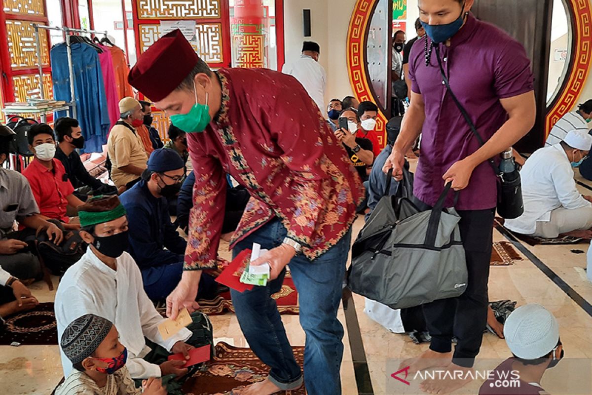 Meriahkan Imlek Masjid Babah Alun Desari bagikan angpao