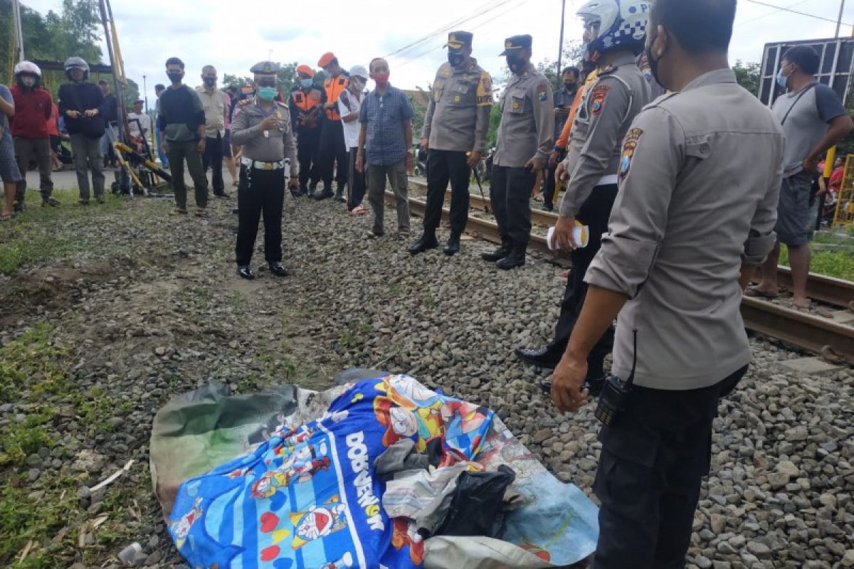 Polisi Blitar tangani laka mobil dan KA satu meninggal