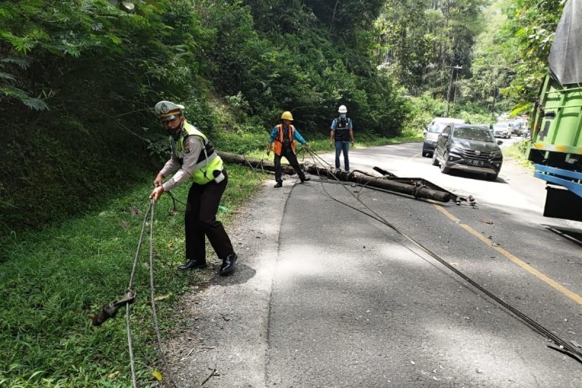 Satu mobil tertimpa tiang listrik di lintas Parapat, pengendara luka ringan