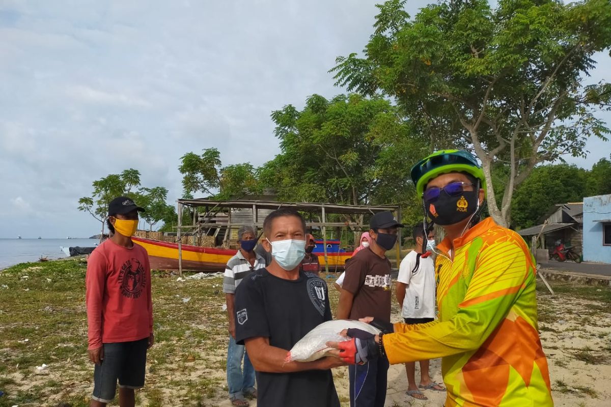 Polisi Bangka Barat menyalurkan beras kepada warga terdampak COVID-19