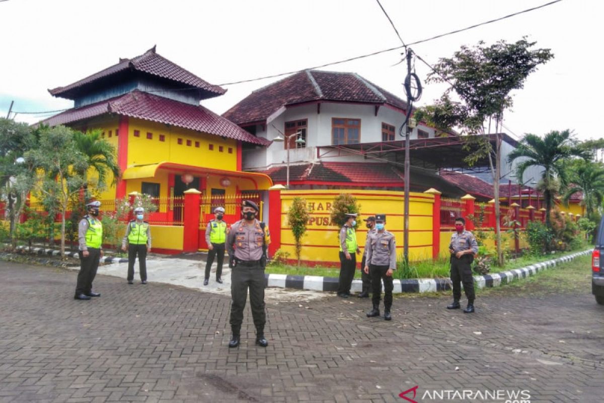 Polres Jember sosialisasikan PPKM mikro saat patroli pengamanan Imlek