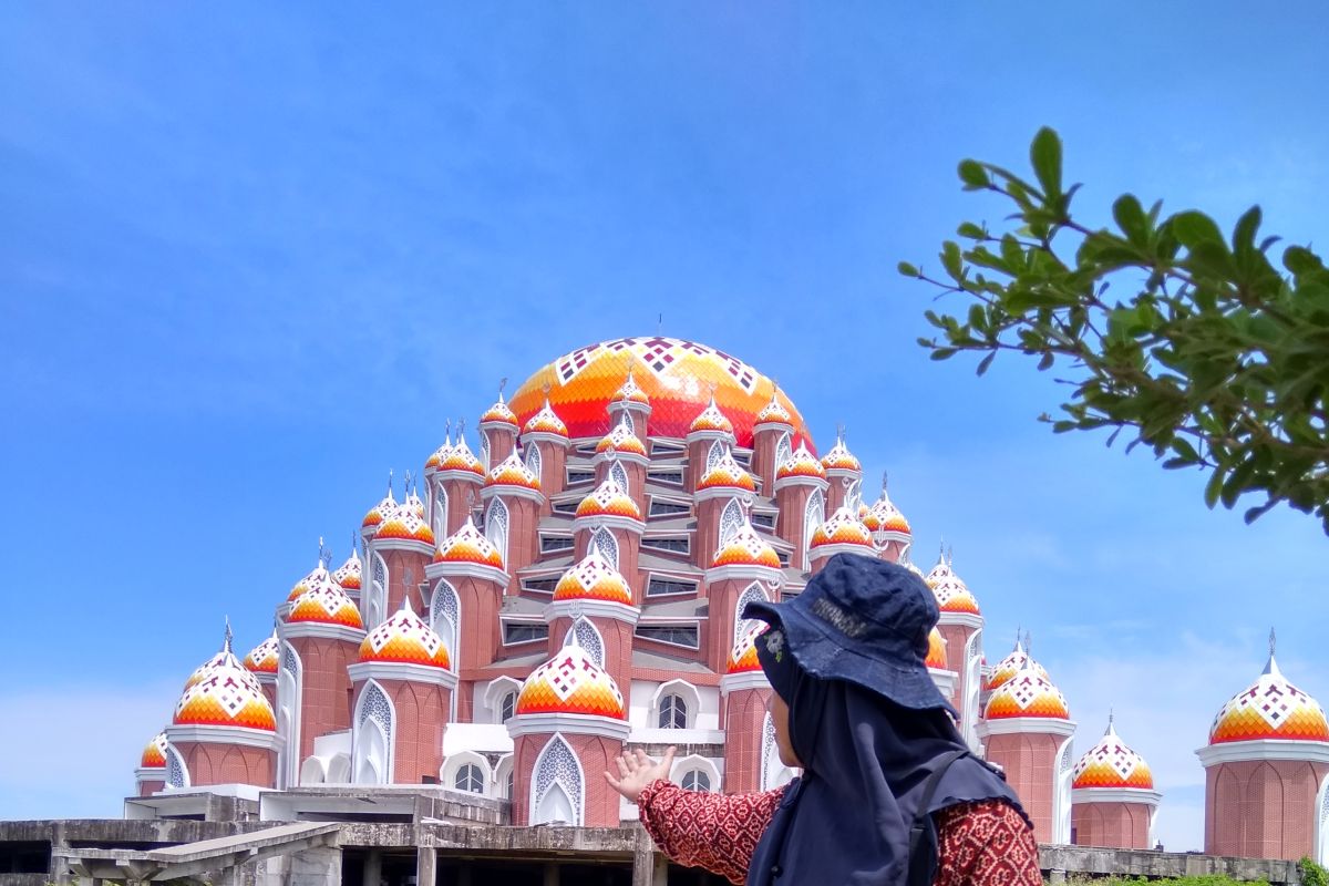 Pantai Losari dan CPI padat dengan pengunjung saat libur Hari Raya Imlek