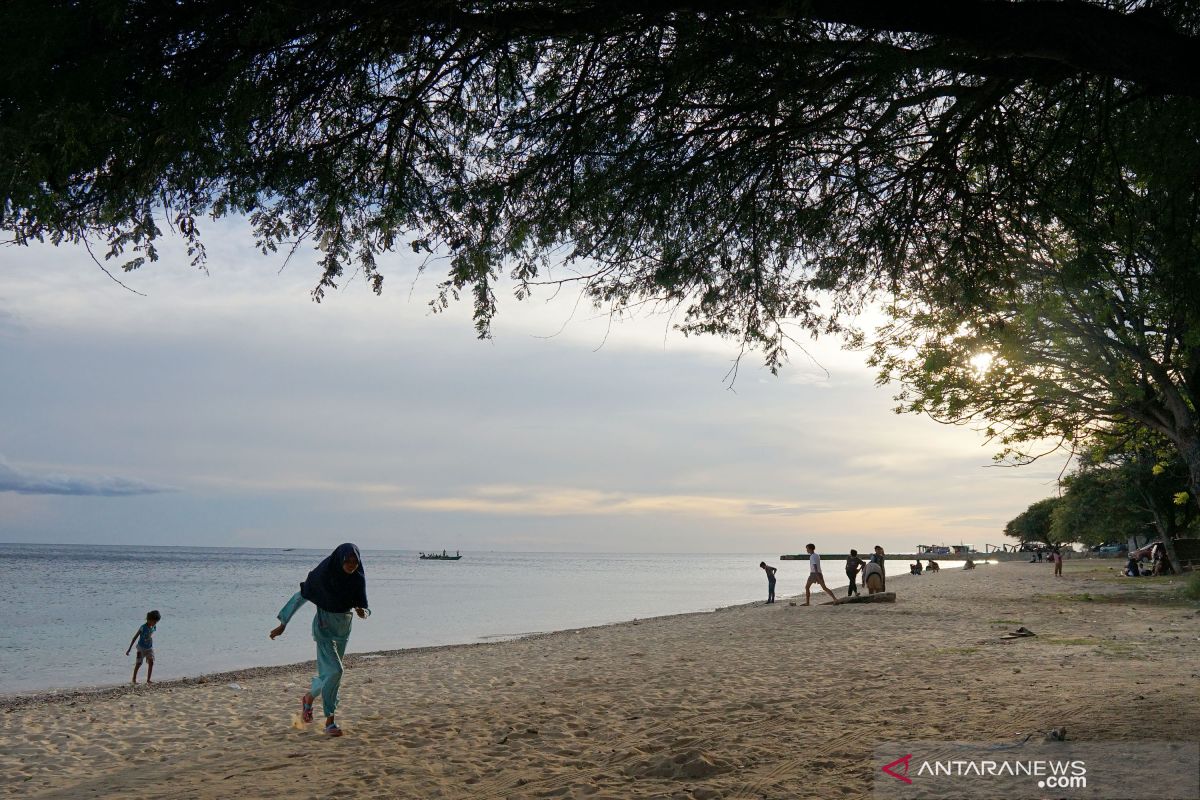 Warga Gorontalo manfaatkan libur Imlek dengan wisata pantai