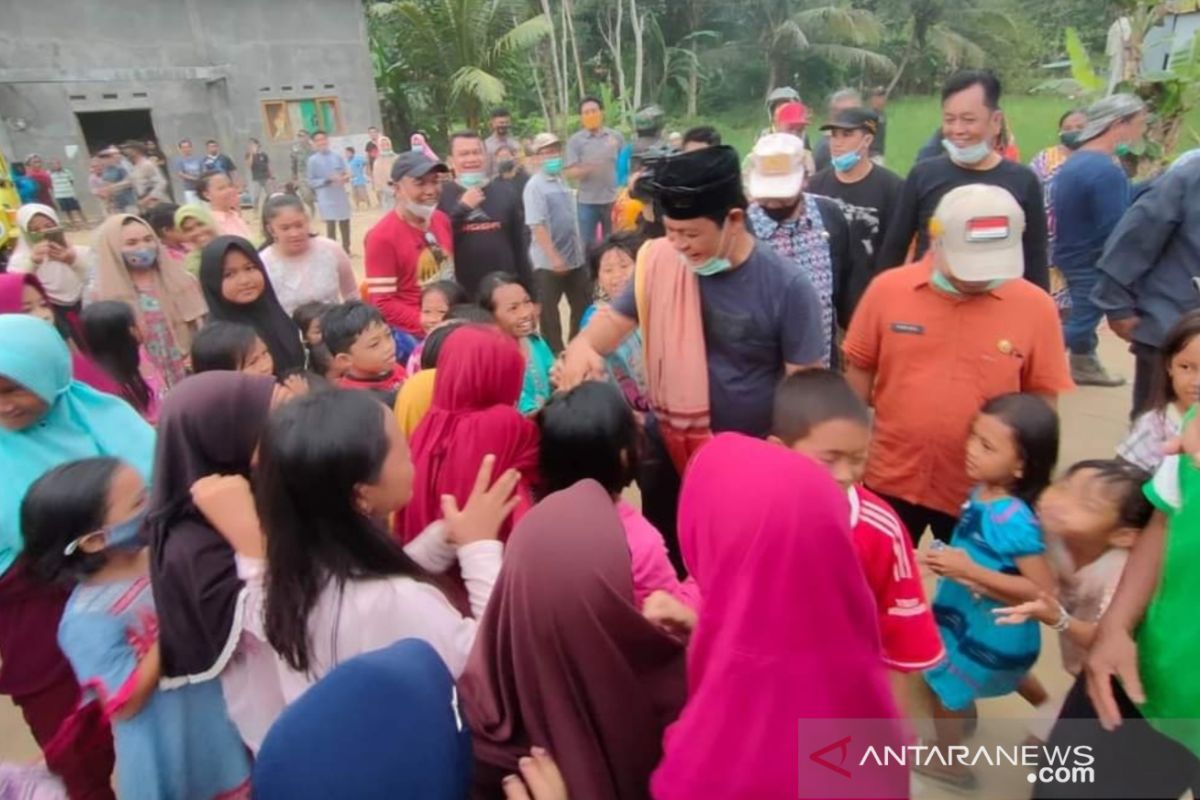 Paman Birin gunakan trail terobos Desa Datar Ajab serahkan bantuan