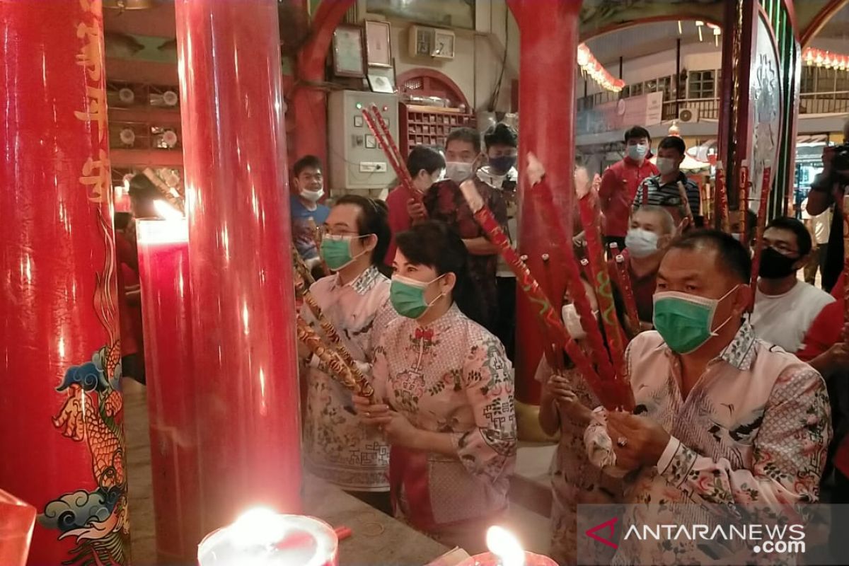 Wali Kota Singkawang lakukan ibadah Imlek di Vihara TDBR