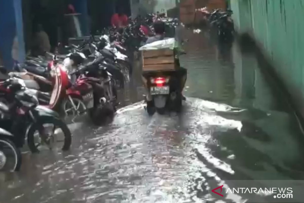 Pompa rusak membuat area parkir Pasar Cibubur tergenang air