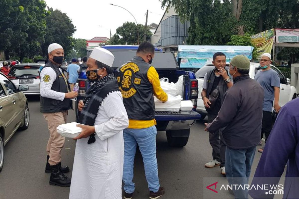 Giat sosial komunitas moge bagikan makanan di Bintaro