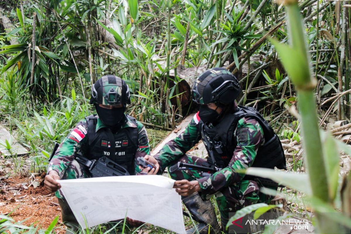 Satgas Pamtas RI-PNG Yonif 611/Awang Long Patroli Keamanan