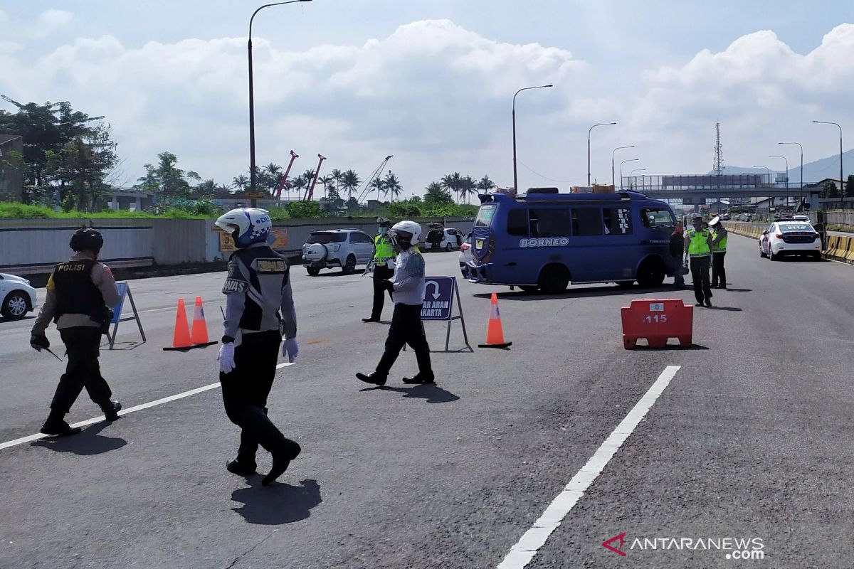 Polisi putar balikkan 500 lebih kendaraan menuju Kabupaten Bandung