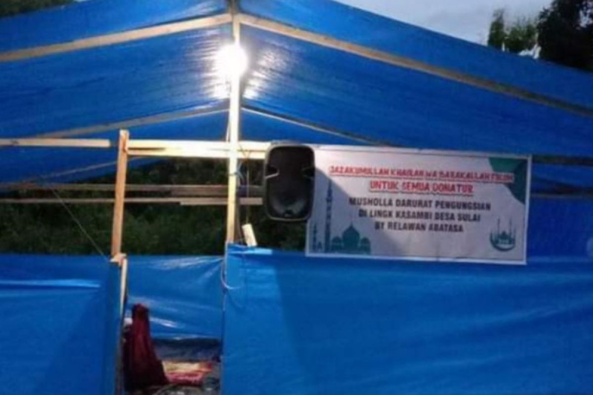 Relawan bencana membangun masjid darurat di tenda pengungsian