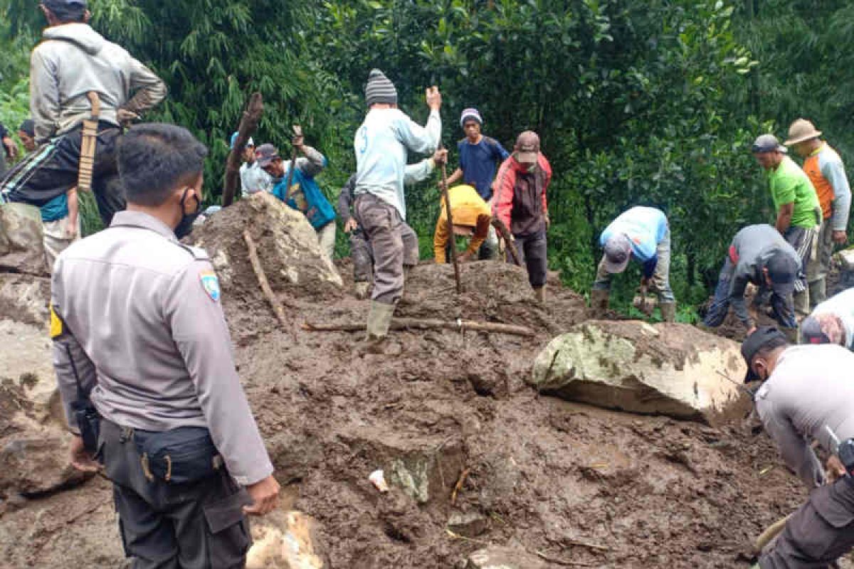 Jalan menuju wisata Lembah Panyaweuyan Majalengka tertutup longsor