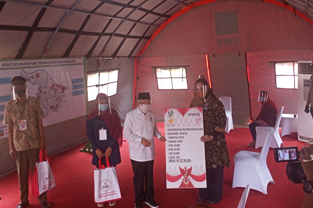 VP disburses aid for Karawang flood victims