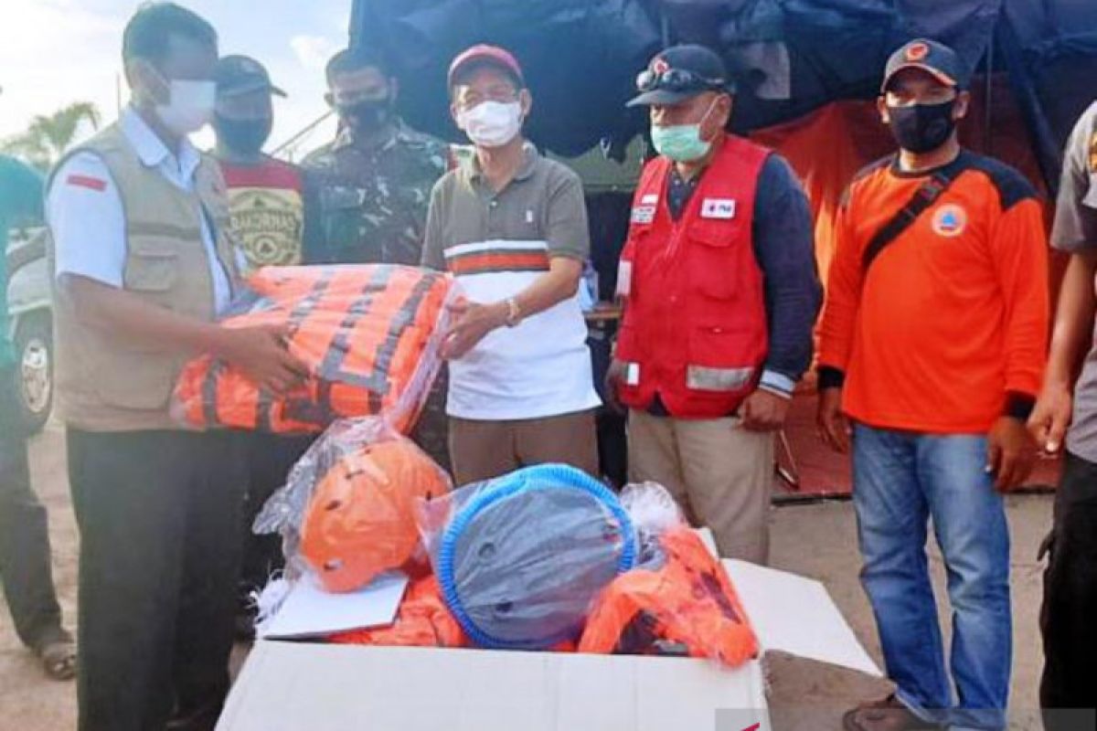 Hasanuddin Murad sumbang perahu karet