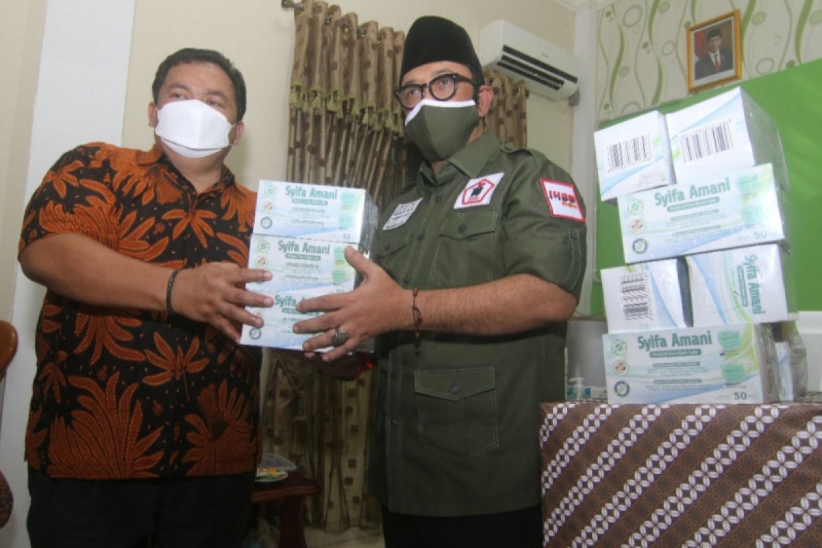 IKBM Kalbar berbagi masker untuk warga Tionghoa