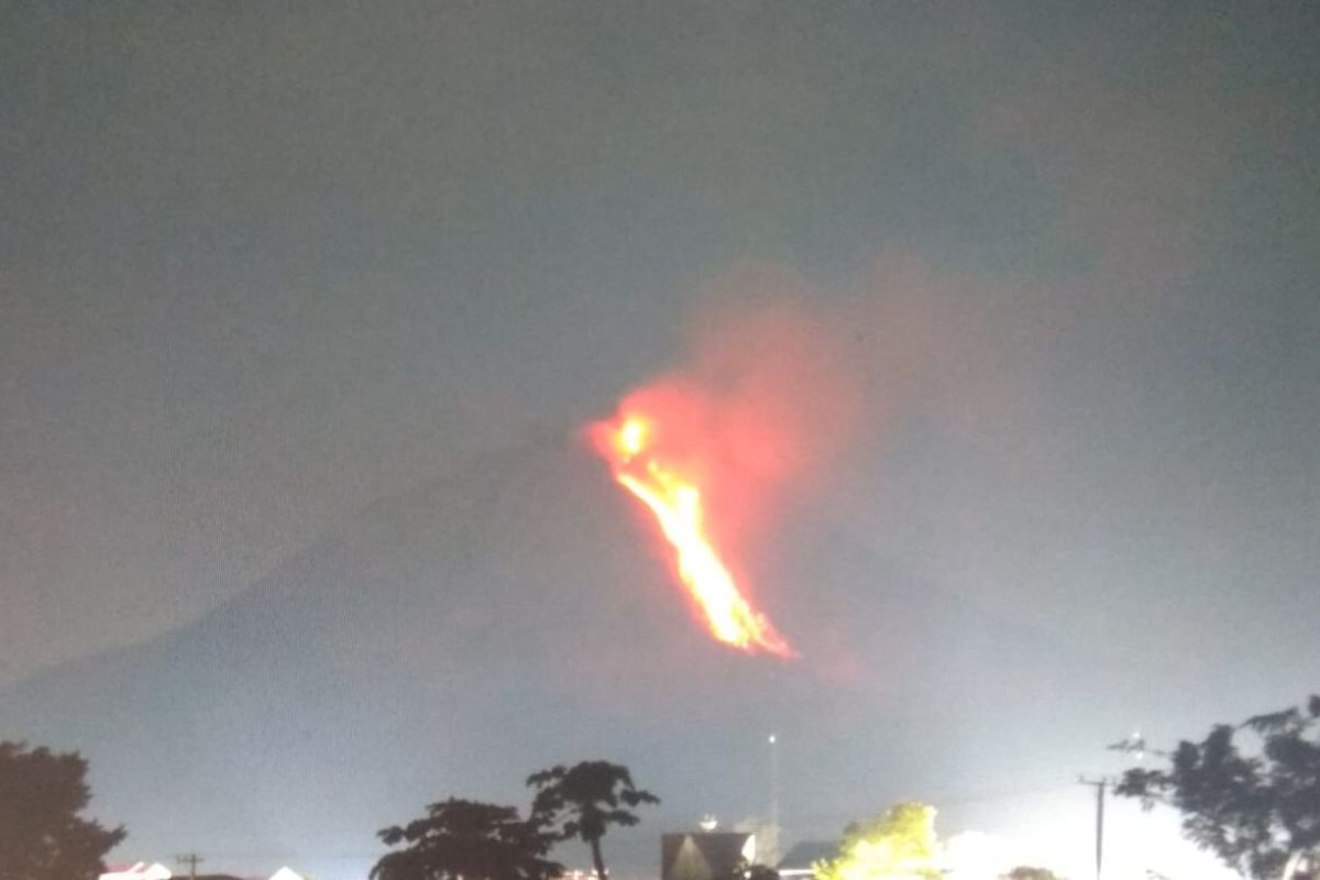 Gunung Sinabung luncurkan guguran lava pijar sejauh 2 kilometer