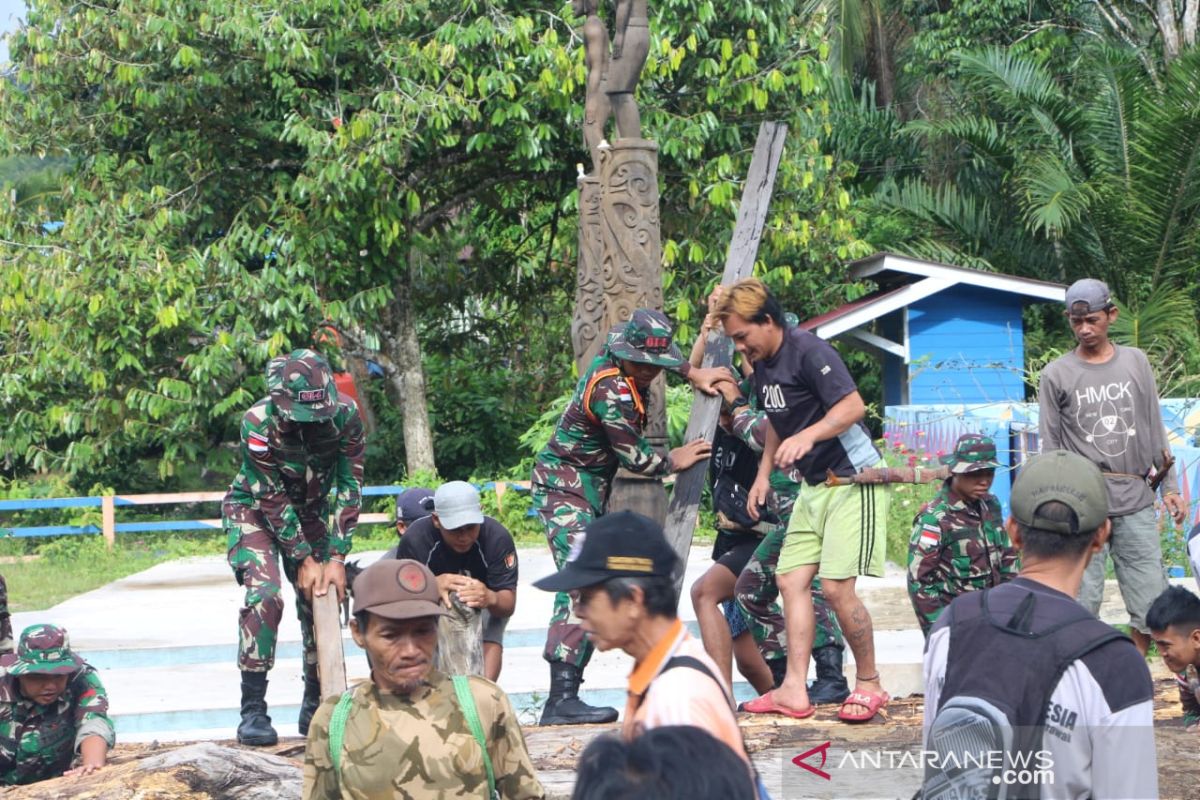 Prajurit Pamtas Yon 614 RJP Gotong Royong Bangun Rumah Singgah