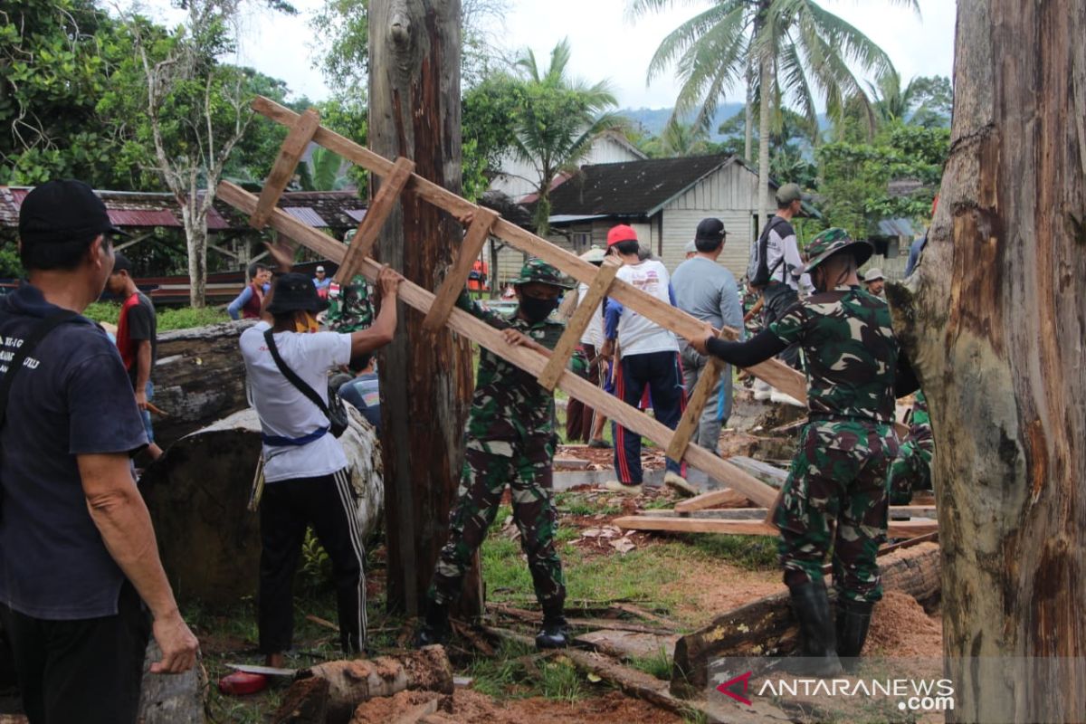 Tentara di perbatasan Gotong Royong Bangun Rumah Singgah