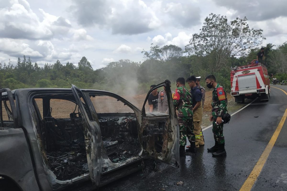 Mobil KPH diduga  dibakar di lokasi penebangan ilegal
