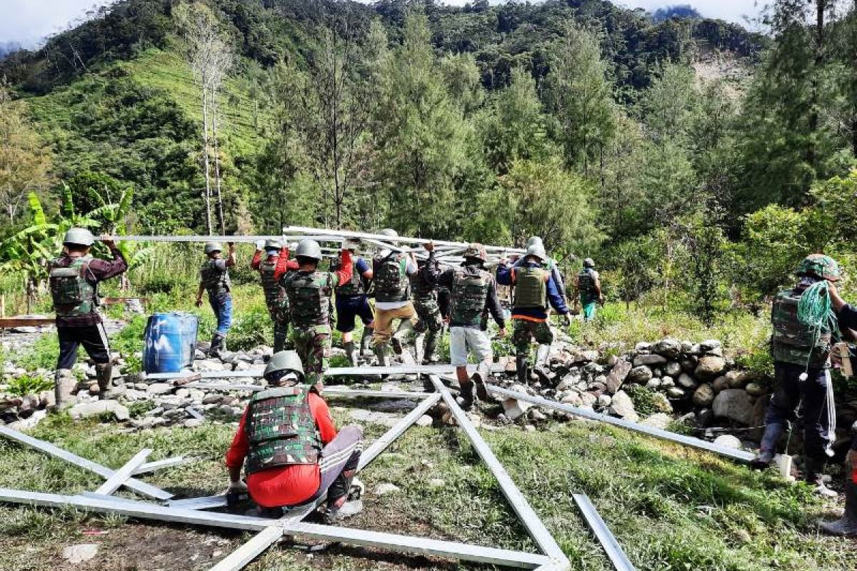 Prajurit Denzipur 12/OHH bangun perumahan Dinkes di Hitadipa Intan Jaya