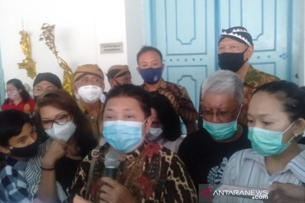 Putri PB XII Gusti Moeng keluar pascaterkunci di dalam Keraton Surakarta