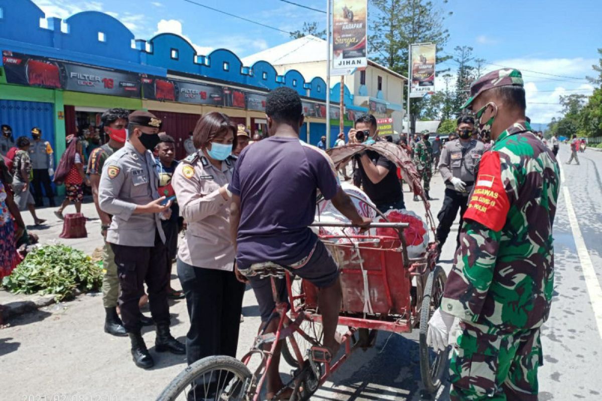 Kodim Jayawijaya bagikan 3.000 masker gratis kepada warga