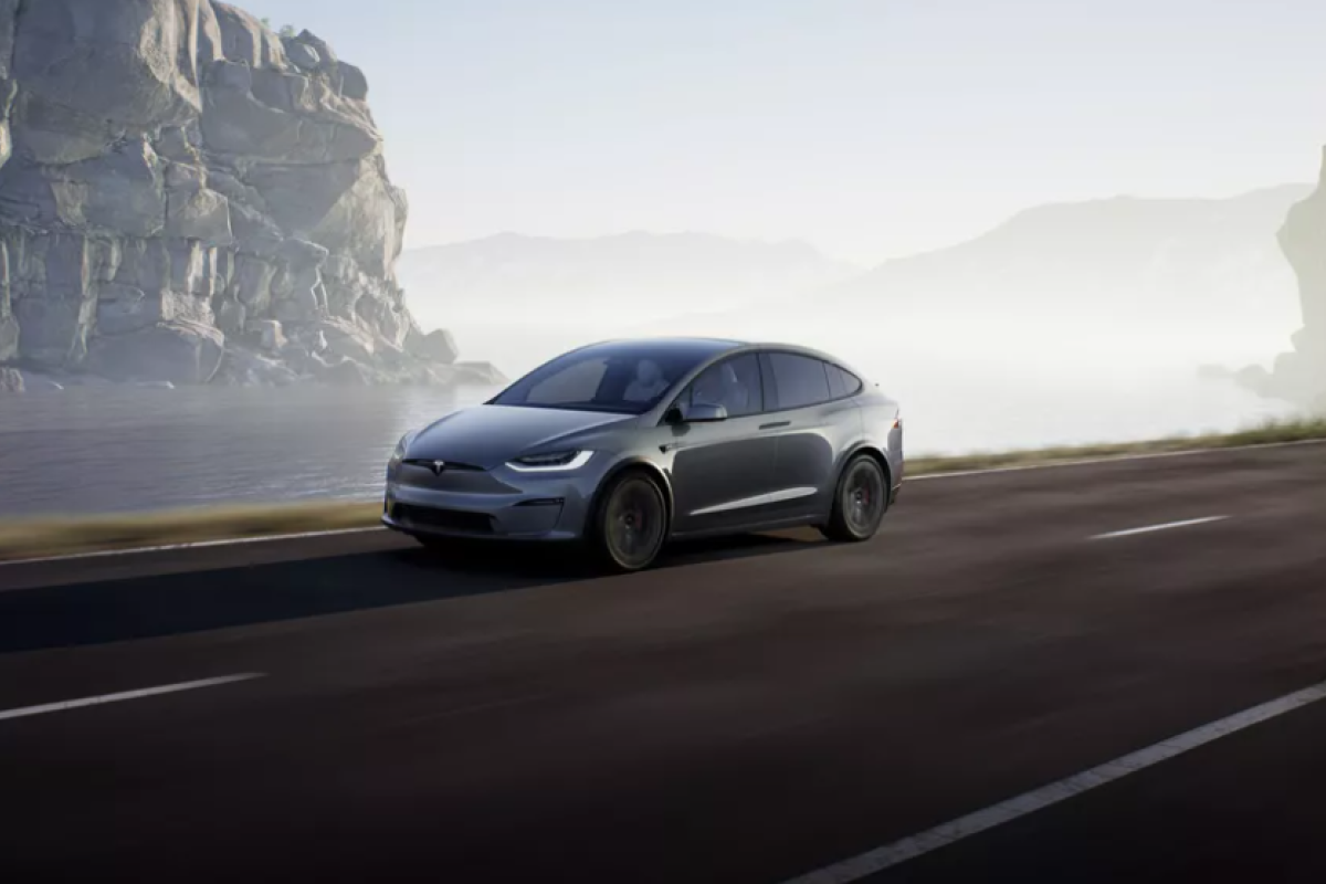 Tesla diminta untuk "recall" 12.300 SUV Model X