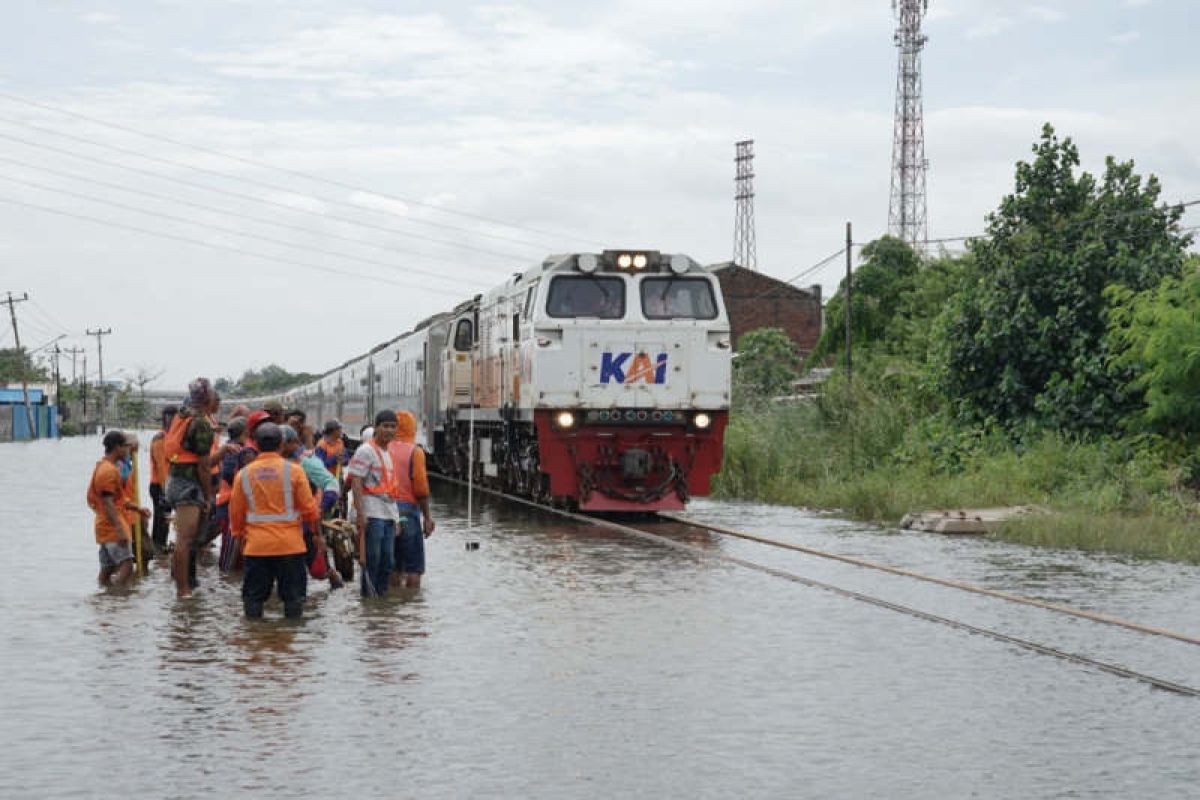 Kereta dari Semarang tujuan Jakarta batal berangkat akibat banjir