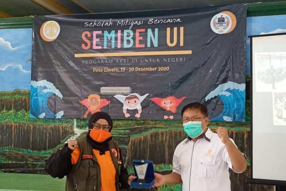 FMIPA UI melatih siswa SMP di Sukabumi siaga bencana alam