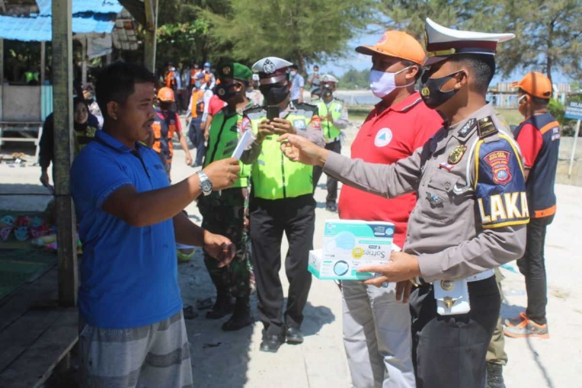 Polres Sergai lakukan operasi yustisi  prokes di objek wisata pantai