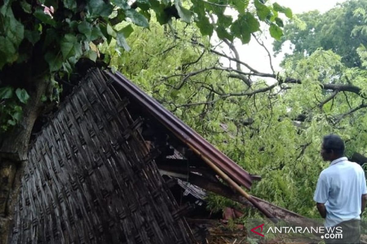 BPBD Pamekasan gerakkan tim gabungan bantu penanganan puluhan rumah rusak