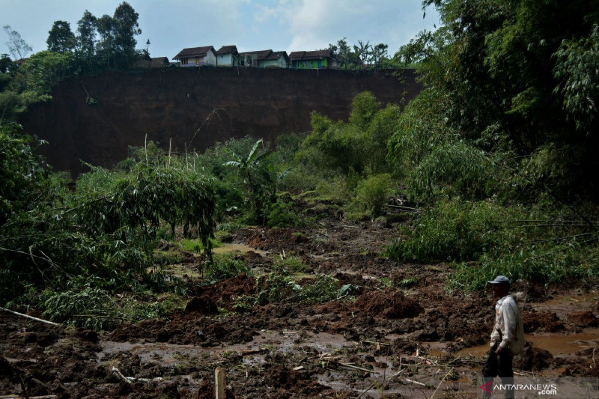 Bencana Tanah Longsor Di Garut - ANTARA News