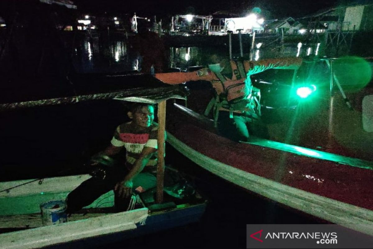 Basarnas Kendari mengevakuasi nelayan yang kapalnya mati mesin