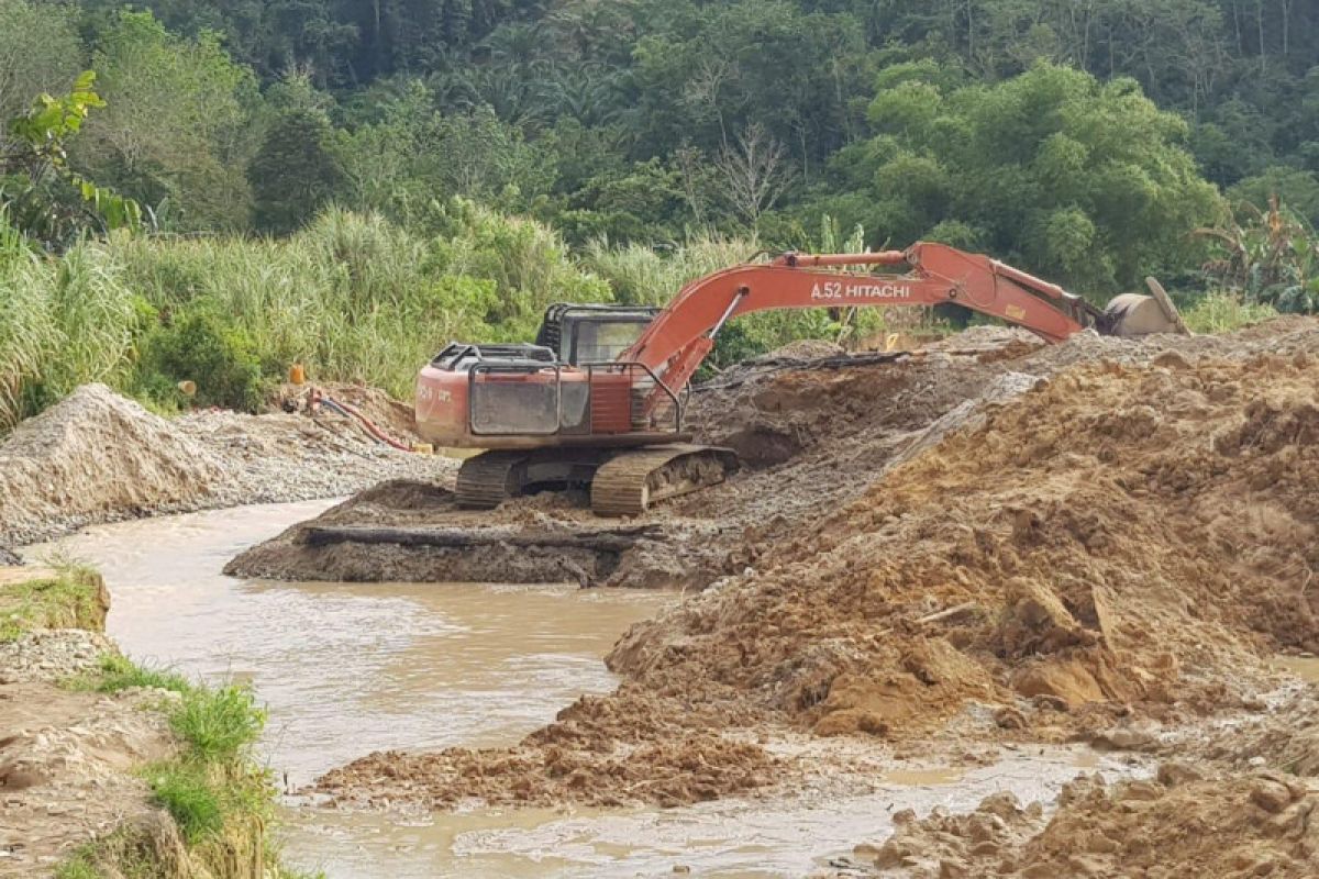 Dua alat berat di lokasi tambang emas ilegal disita