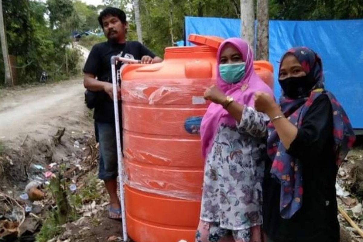 Relawan dan warga korban gempa Majene bangun jaringan air bersih darurat