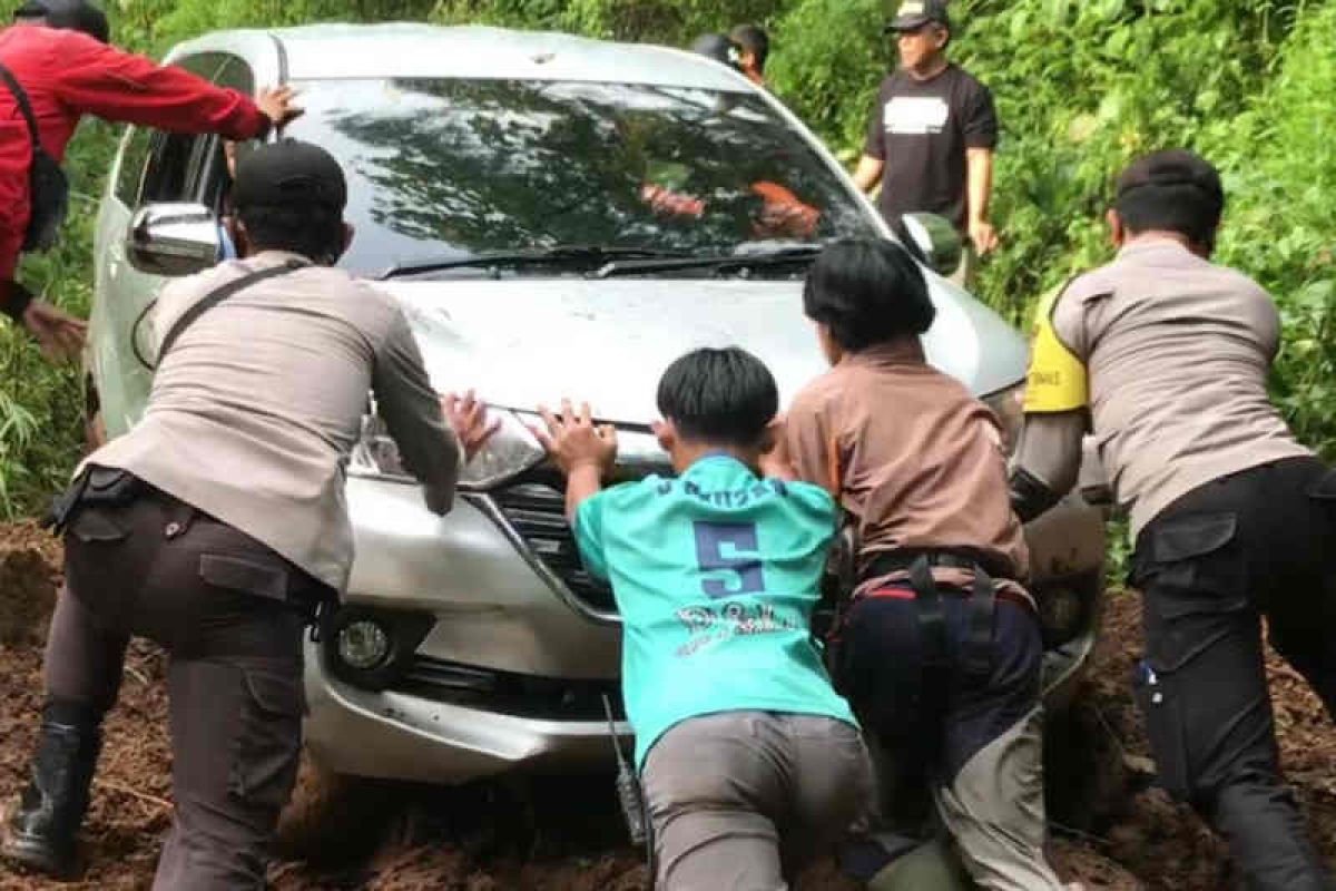 Avanza bawa 7 penumpang tersesat di hutan berhasil dievakuasi