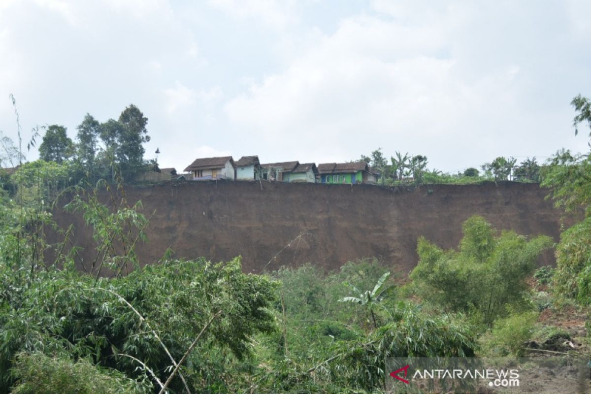 Tanah longsor ancam puluhan rumah di Cilawu Garut