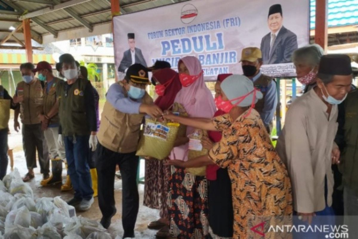 Dihimpun dari Forum Rektor, ULM bantu warga Kurau terdampak banjir