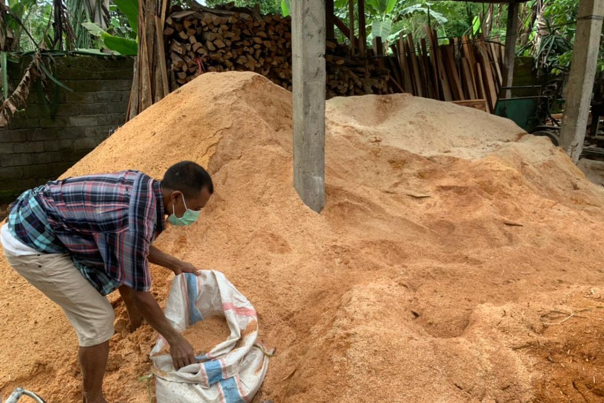 Sekam dan serbuk kayu jadi sumber energi di NTB